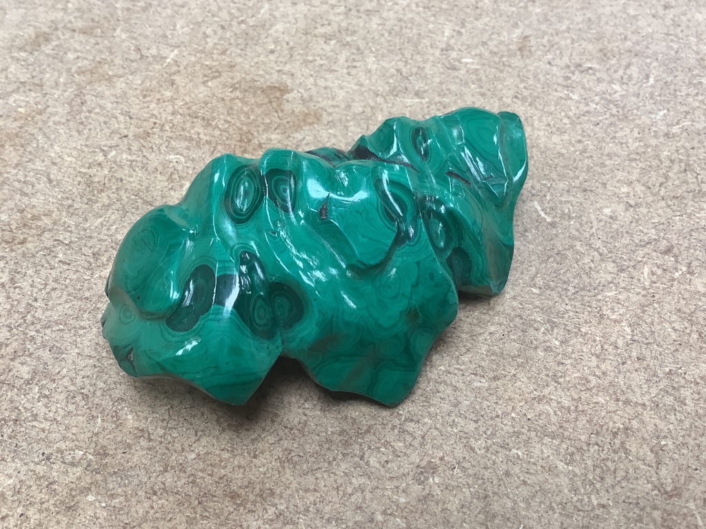 A Chinese malachite brush rest, Qing dynasty, 9.5cm wide